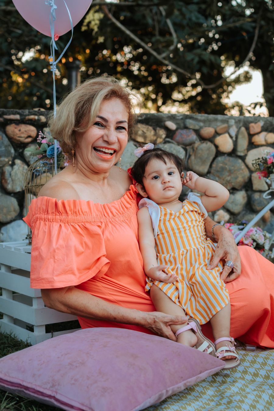 Abuela con su nieta en La Dorada, Colombia