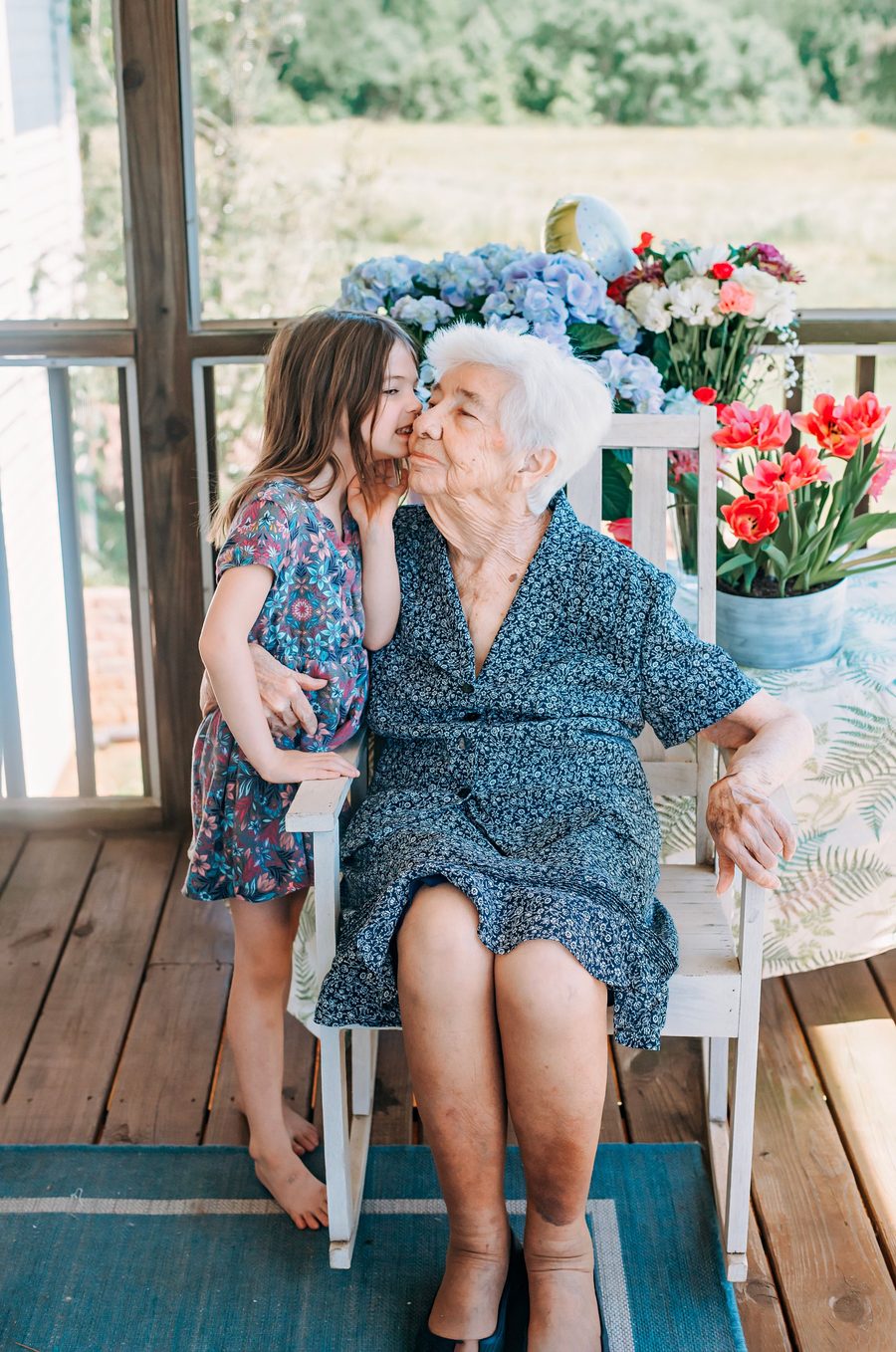 Nieta besando a su abuela