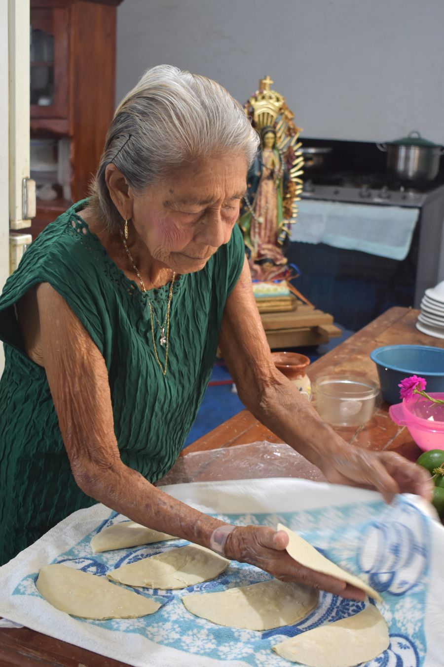 Abuela preparando tortillas en su cocina