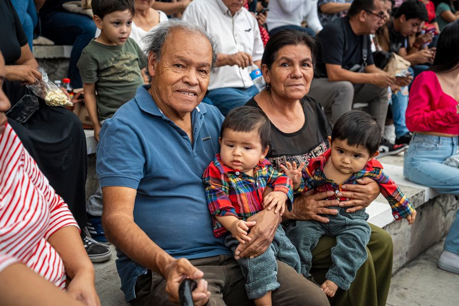 Abuelos con sus nietos