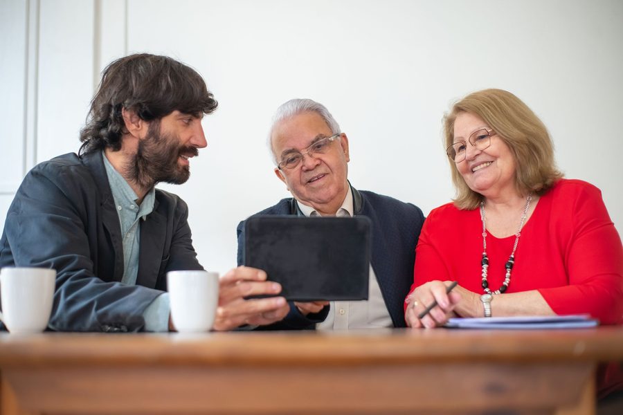 Pareja mayor revisando opciones con un asesor