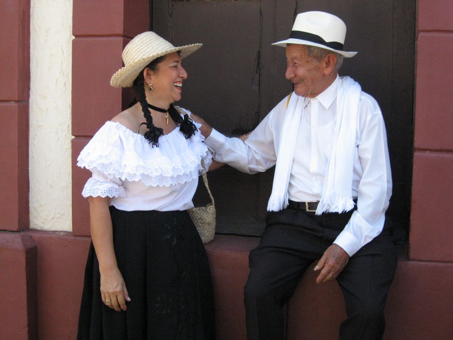 Pareja mayor sonriendo en Santander, Colombia